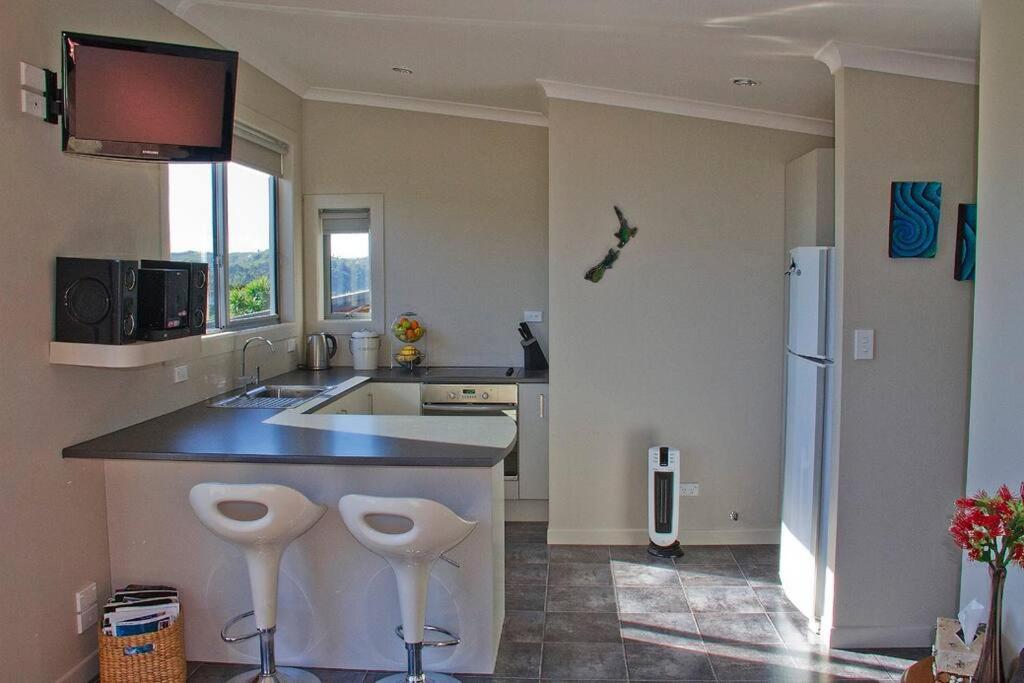 Orca Lodge Raglan Exterior photo